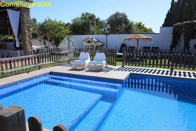 piscina con zona infantil.