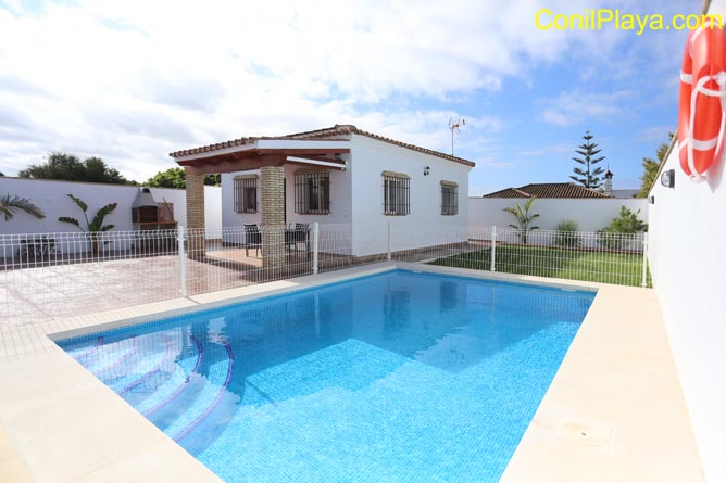 chalet conil piscina