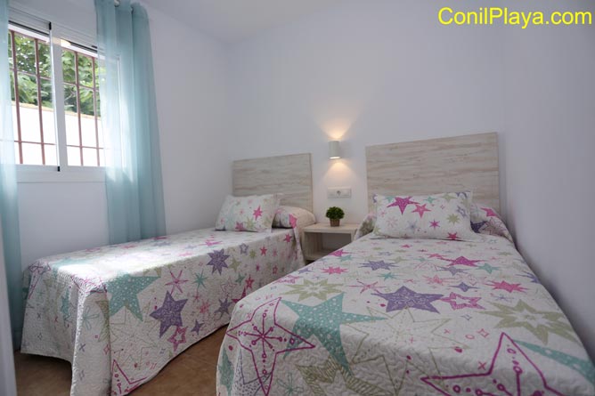 Dormitorio con 2 camas individuales.