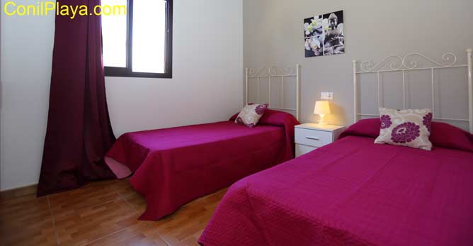 dormitorio con 2 camas individuales