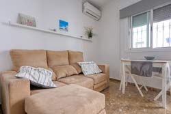 Estupendo estudio de calidad muy cerca de la playa y de la zona turística andando. Jacuzzi, terraza, ideal parejas.
capacidad para 2 personas