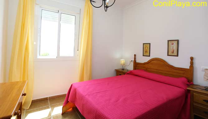 Dormitorio con cama de matrimonio