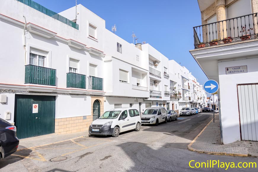 Fachada de vivienda blanca y coches aparcados en calle Algeciras