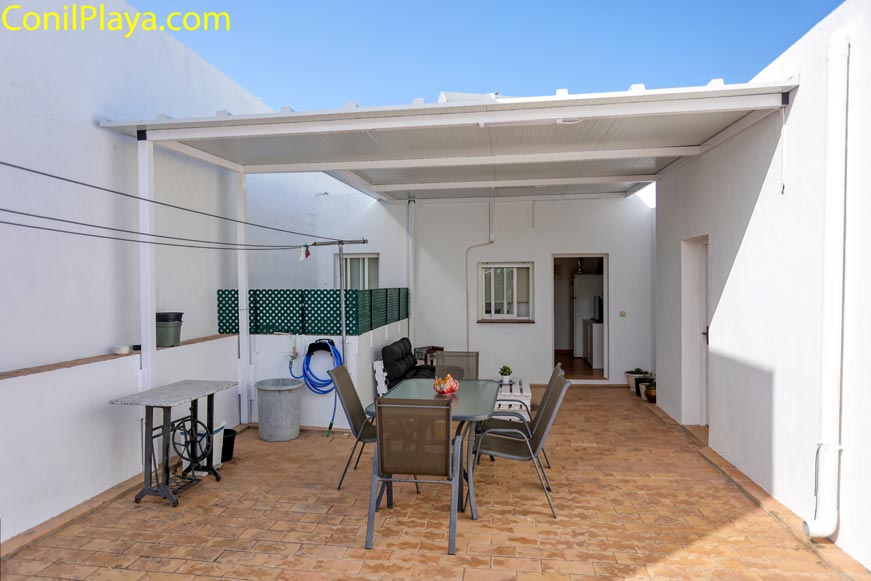 porche exterior con mesa y sillas junto a entrada de apartamento estudio