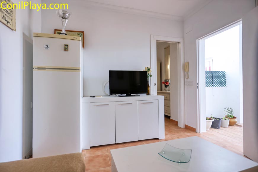 Salón con televisión frigorífico y salida a azotea