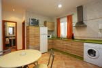Estupendo apartamento de 1 dormitorio situado en zona muy tranquila, bien comunicada, cerca de supermercados y a pocos minutos de la playa en coche. capacidad para 2 personas