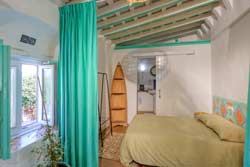 Estupendo estudio en Conil. Muy céntrico y cerca de la playa andando. Ideal para parejas. Muy cerca se encuentra la Puerta de la Villa.
Estudio en Conil para 2 personas