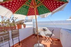 Estupendo estudio en Conil. Muy céntrico y cerca de la playa andando. Ideal para parejas. Muy cerca se encuentra la Puerta de la Villa.
Alquiler en Conil para 2 personas