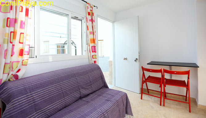 Vista de los jardines y la piscina del apartamento. Apartamento en Conil en alquiler directamente por particulares.