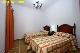 Dormitorio con dos camas individuales