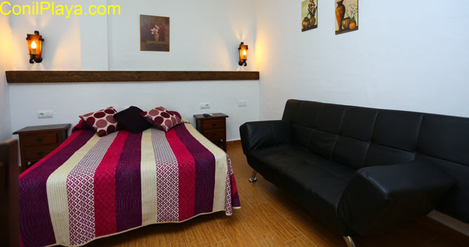 Dormitorio con cama de matrimonio