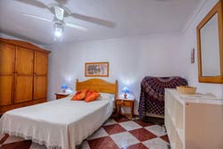 Apartamento situado muy cerca de la playa andando, en el Carril de la Fuente. Calle peatonal muy tranquila. Se encuentra en la planta segunda del edificio, consta de dos dormitorios, cocina, salón - comedor y baño.
capacidad para 4 personas