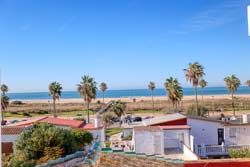 Estudio en zona tranquila y muy cerca de la playa. Por el Carril de La Fuente.
Ver las fotos del estudio y apartamento con capacidad para 3 y 4 personas, muy cerca de la Playa. En el Carril de la Fuente, calle Cañaveral.