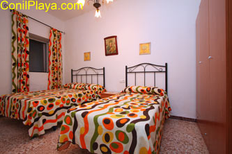 dormitorio con 2 camas