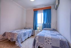 Tambien disponemos de un apartamento de un dormitorio para 2 personas. Se encuentra en zona sin problemas de aparcamiento y en calle con poco transito de coches. Disponen de aire acondicionado en los dos dormitorios.
Apartamento estudio en Conil de 2 dormitorios con aire acondicionado.