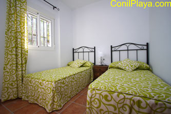 Dormitorio con 2 camas individuales.