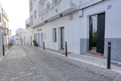 1 dormitorios,2 personas. Estupendo apartamento con azotea con vistas al mar, situada muy cerca de la playa y del centro turistico de Conil. 