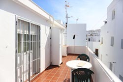 1 dormitorios,3 personas. Estupendo estudio situado en pleno centro de Conil con terraza, cerca del centro y de la plaza de España andando. Ideal para fines de semanas en pareja. 