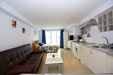 Estupendo apartamento/estudio con aire acondicionado situado en zona muy céntrica y cerca de todo andando, en La Bodega. El dormitorio consta de 1 cama de matrimonio y de un sofá cama. La cocina está completamente equipada.
apartamento estudio en Conil centrico