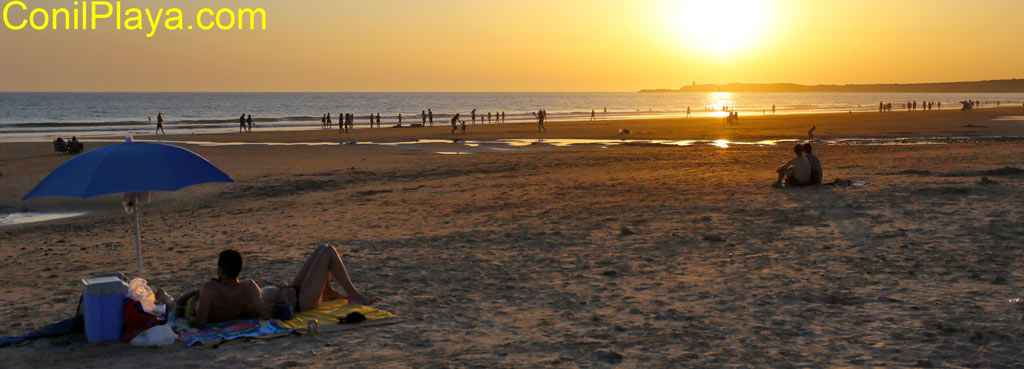 Conil, Playa de la Fontanilla. Puesta de Sol con pareja