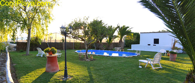 jardin y piscina