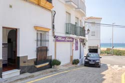 1 dormitorios,2 personas. Estupendo apartamento muy cerca de la playa (desde la puerta se ve el mar), patio interior. 