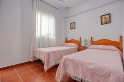 Estupendo apartamento muy cerca de la playa (desde la puerta se ve el mar), patio interior.
capacidad para 2 personas