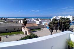 1 dormitorios,2 personas. Estudio ideal parejas de nueva construcción de un dormitorio con azotea con bonitas vistas a Conil y a la playa, muy fresco y tranquilo. Cerca de la playa andando. 