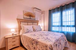 Estudio de nueva construcción muy cerca de la playa andando, a 1 minuto. Vistas directas a la playa desde la ventana de la cocina. Aire acondicionado, wifi. Ideal parejas Estudio para 2 personas