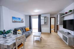 1 dormitorios,4 personas. Estudio de nueva construcción muy cerca de la playa andando, a 2 minutos. Vistas directas a la playa desde la azotea. Aire acondicionado, wifi. Ideal parejas