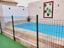 1 dormitorios,4 personas. Estudio de un dormitorio para 2 personas. Ideal parejas. Cuenta con piscina y barbacoa. 