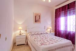 Estupendo apartamento situado en la playa de la Fontanilla. Terraza privada con toldo desde la cual se ve la playa.
capacidad para 2 personas