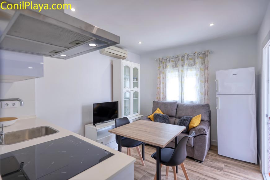 Perspectiva del salón-comedor desde la cocina