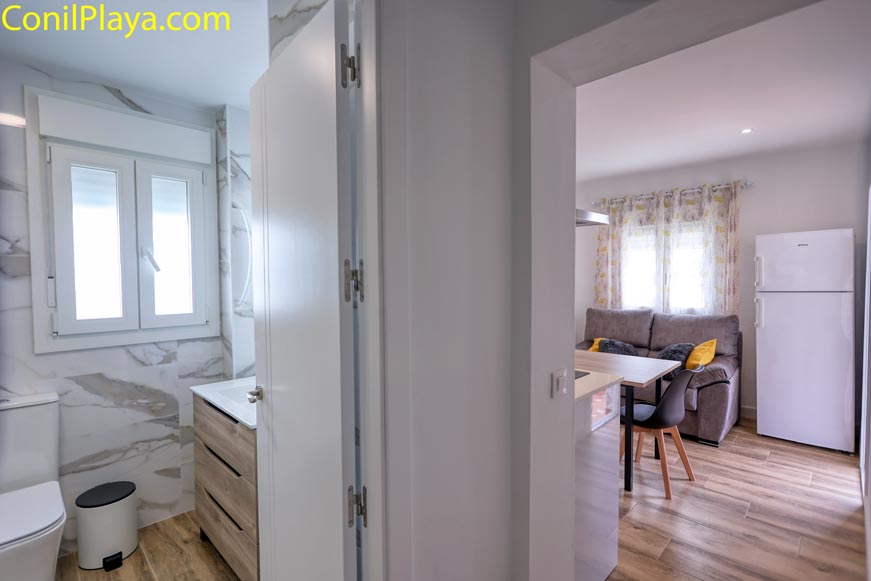 Perspectiva del cuarto de baño y el salón