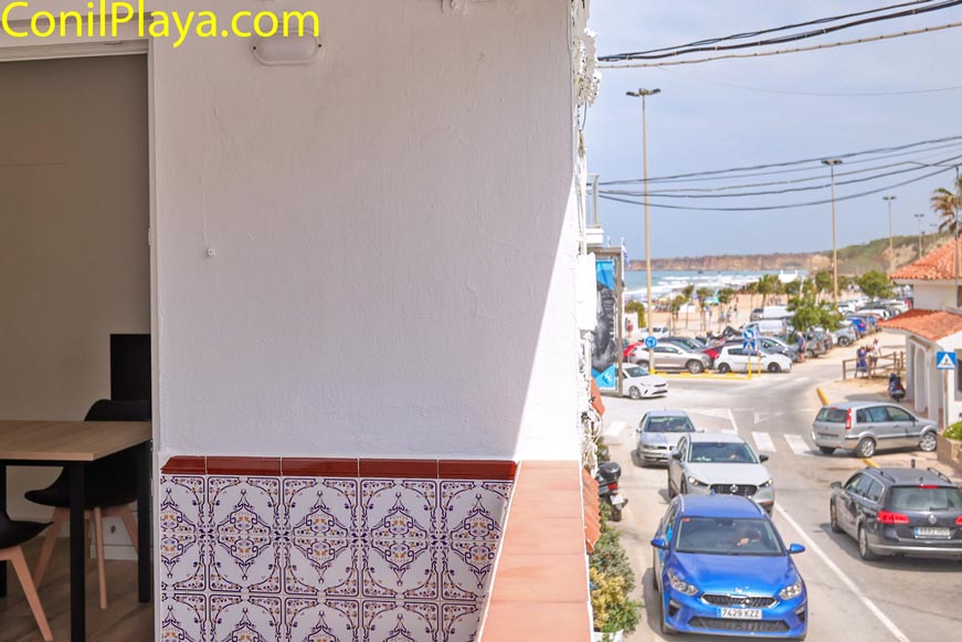 Terraza exterior con mesa y silla vistas parciales al mar y calle