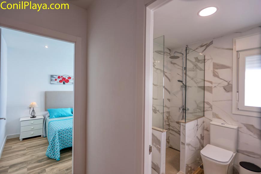 Vista del cuarto de baño con el dormitorio al fondo