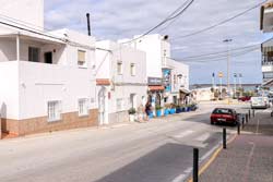 1 dormitorios,2 personas. Estupendo apartamento situado en la playa de la Fontanilla. Terraza privada con toldo desde la cual se ve la playa.
