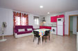 Apartamento nuevo, de un dormitorio con dos camas individuales y sofa cama en el salon y cama supletoria, ideal para parejas y matrimonios con uno o dos niños, situado en un lugar estupendo,tranquilo y a su vez cercano a la playa y a la zona turistica.
capacidad para 2 personas