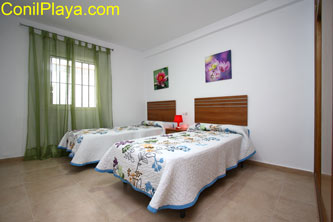 dormitorio con 2 camas individuales