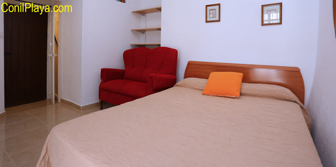 dormitorio con cama de matrimonio