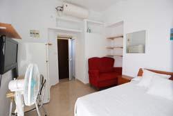 Habitación barata en Conil, en la calle extramuros, muy cerca de la playa y del centro turístico con mas ambiente, con entrada independiente, baño y pequeña cocina. Ideal para una pareja.
habitacion para 2 personas