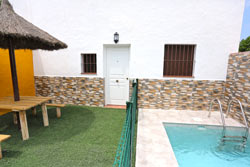 1 dormitorios,3 personas. Estudio de un dormitorio con piscina en zona muy tranquila de Conil. Patio privado con barbacoa.
