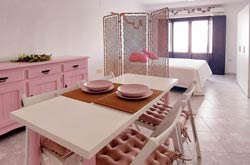 Estupendo estudio situado en la excelente zona de la Atalaya, a pocos minutos andando a la playa. 4 terrazas privadas, solarium, aire acondicionado en el dormitorio. Ideal parejas o matrimonio con 1 o 2 niños.
Estudio en Conil con terraza