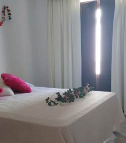 Estupendo estudio situado en la excelente zona de la Atalaya, a pocos minutos andando a la playa. 4 terrazas privadas, solarium, aire acondicionado en el dormitorio. Ideal parejas o matrimonio con 1 o 2 niños.
capacidad para 2 o 4 personas.