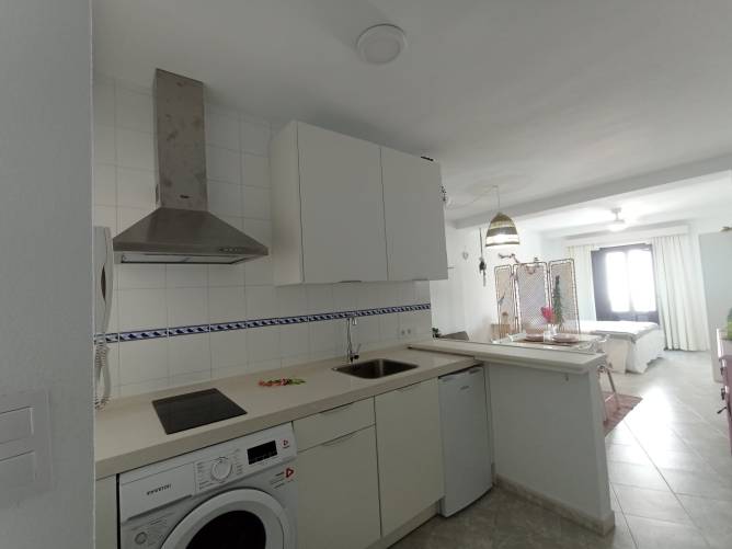 cocina y salón al fondo