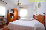 Habitación con baño, entrada independiente desde patio interior. Situada cerca de la playa andando. Ideal parejas.
capacidad para 2 personas