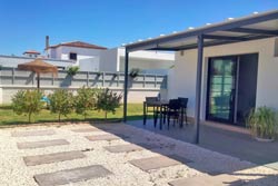 Bonito estudio en Conil en zona tranquila y a pocos minutos andando de la playa de los Bateles. Dispone de aire acondicionado.
estudio en Conil