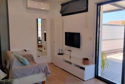 Bonito estudio en Conil en zona tranquila y a pocos minutos andando de la playa de los Bateles. Dispone de aire acondicionado.
estudio para 2 o 4 personas