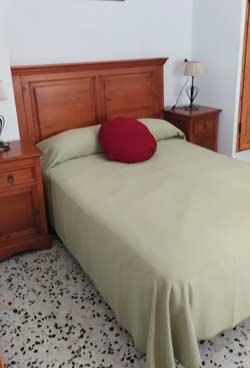 Bonito estudio situado en una zona muy turistica y cercana a la playa de Los Bateles.
estudio para 2 a 4 personas
