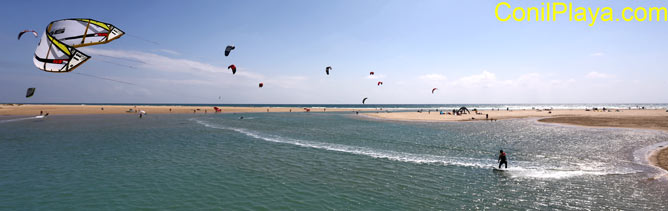 kite surf en la playa de Los Bateles